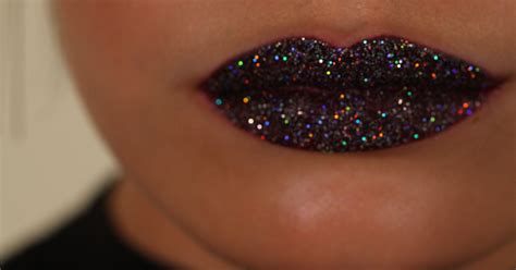 GLITTERING LIPS .